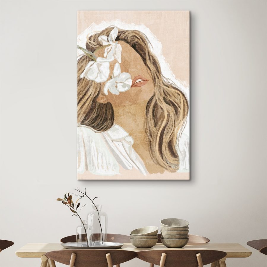 Frau mit Blumen im Haar