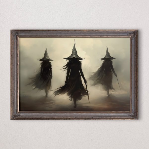Gruppe von Frauen in schwarzen Gewändern und Hüten geht im Nebel Gruppe von Frauen in schwarzen Gewändern und Hüten geht im Nebel