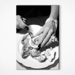 Wandbilder Frau hält einen Löffel und eine Auster