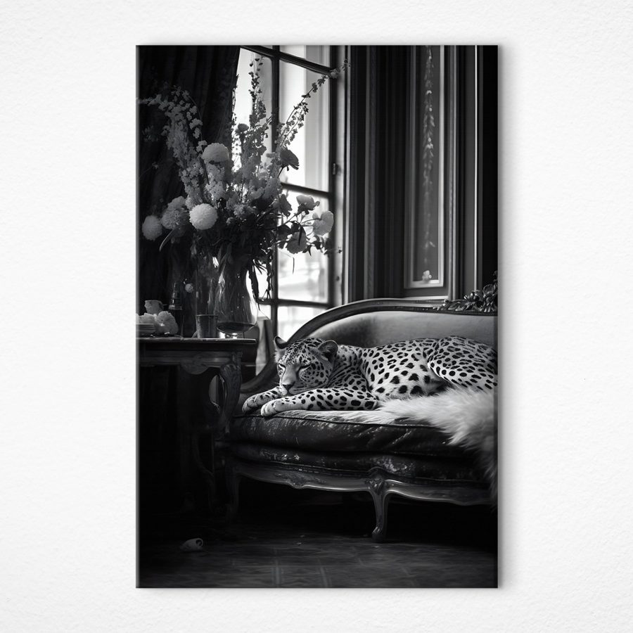 Leopard liegend auf einer Couch