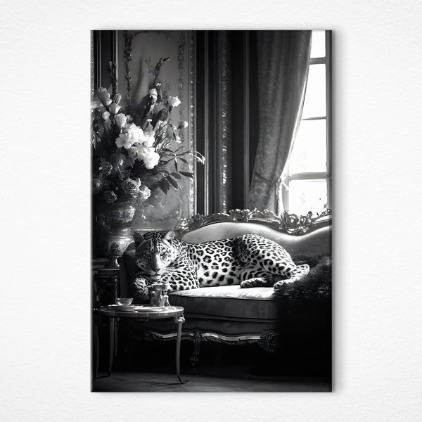 Leopard liegend auf einer Couch Leopard liegend auf einer Couch