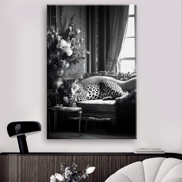 Leopard liegend auf einer Couch Leopard liegend auf einer Couch