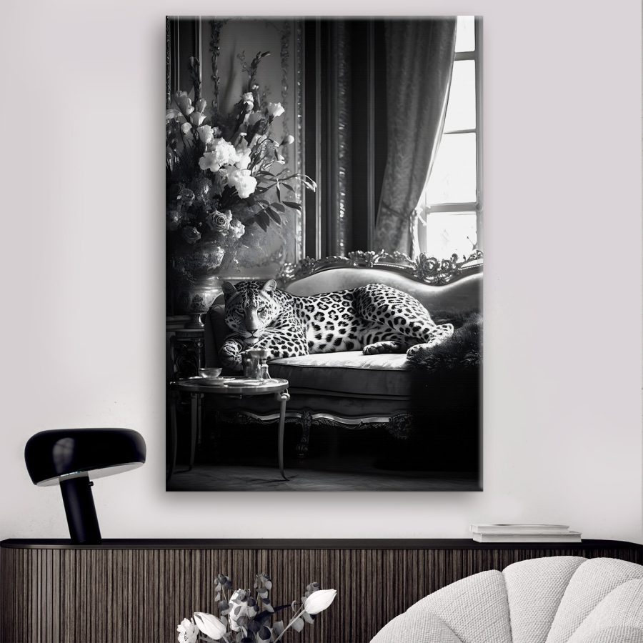 Leopard liegend auf einer Couch