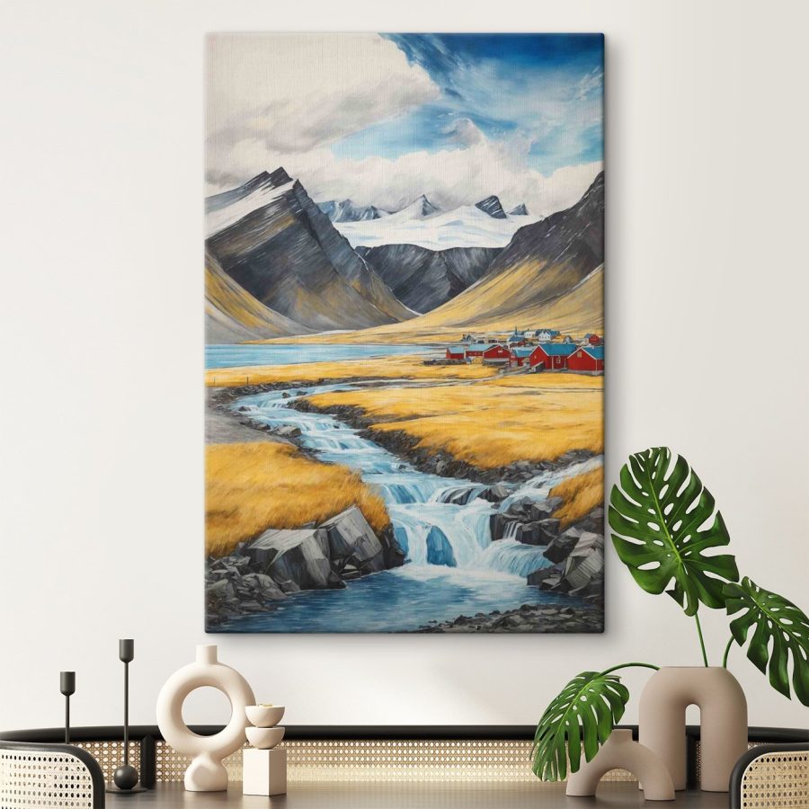 Fluss, der durch ein Tal mit Bergen und einem Dorf fließt