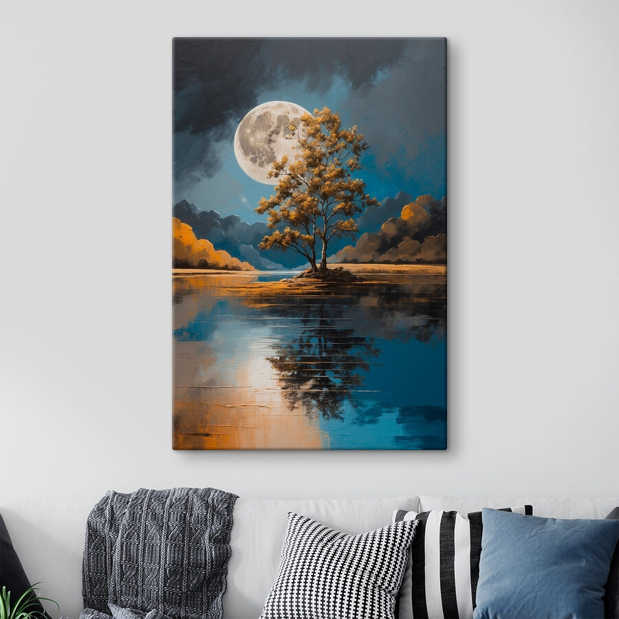 Baum auf einem See mit Vollmond im Hintergrund