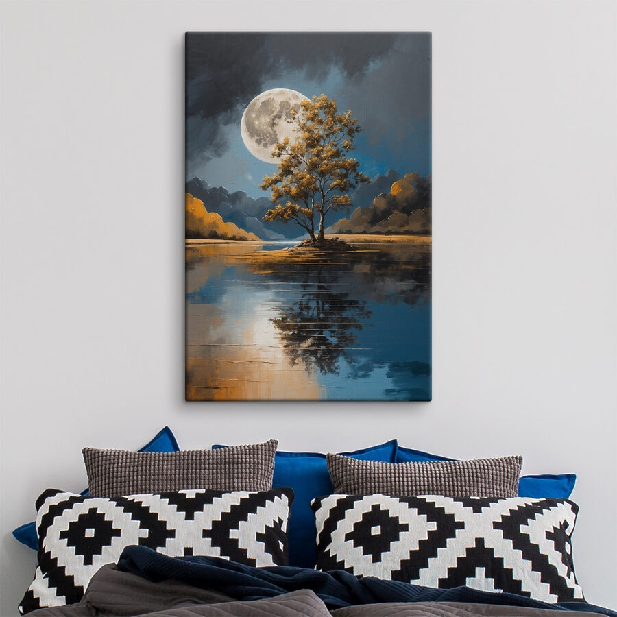 Baum auf einem See mit Vollmond im Hintergrund