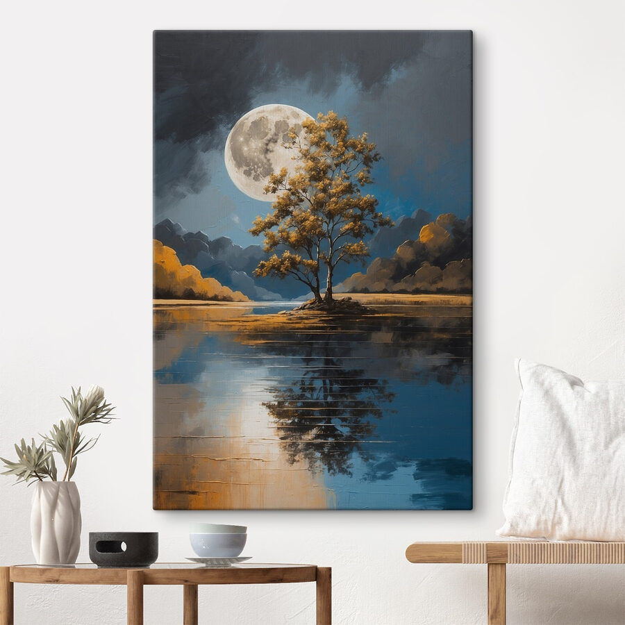 Baum auf einem See mit Vollmond im Hintergrund