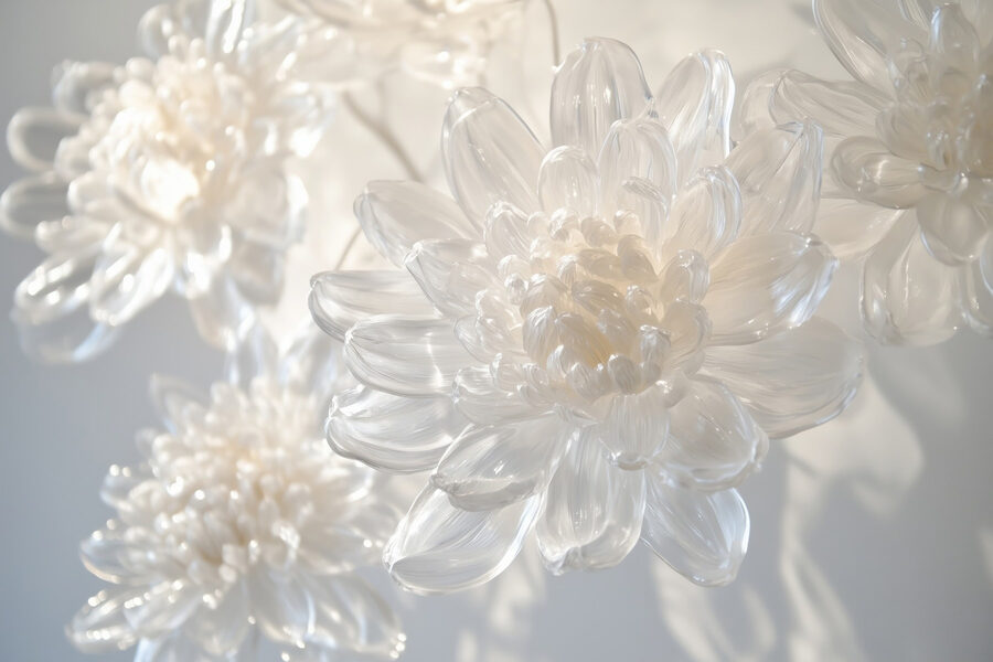 Fototapeten Zarte Blumenskulpturen aus Glas werden ausgestellt. – Bild 8
