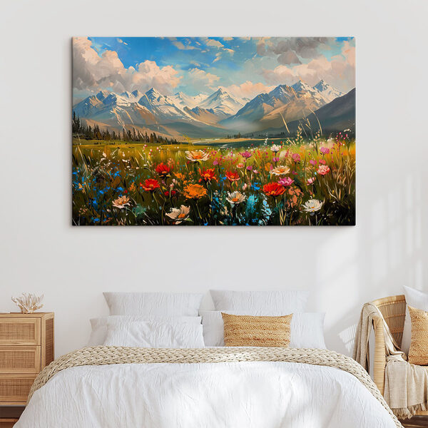 Blumenfeld mit Bergen im Hintergrund Blumenfeld mit Bergen im Hintergrund