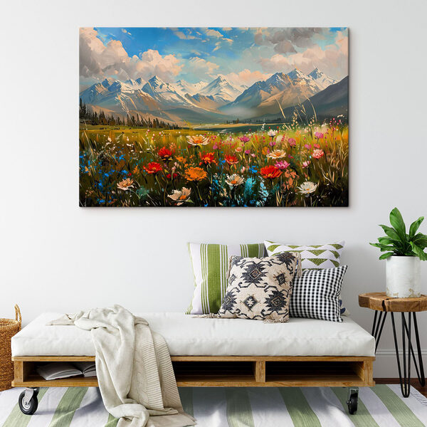 Blumenfeld mit Bergen im Hintergrund Blumenfeld mit Bergen im Hintergrund
