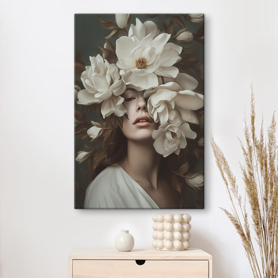 Frau mit Blumen um ihr Gesicht