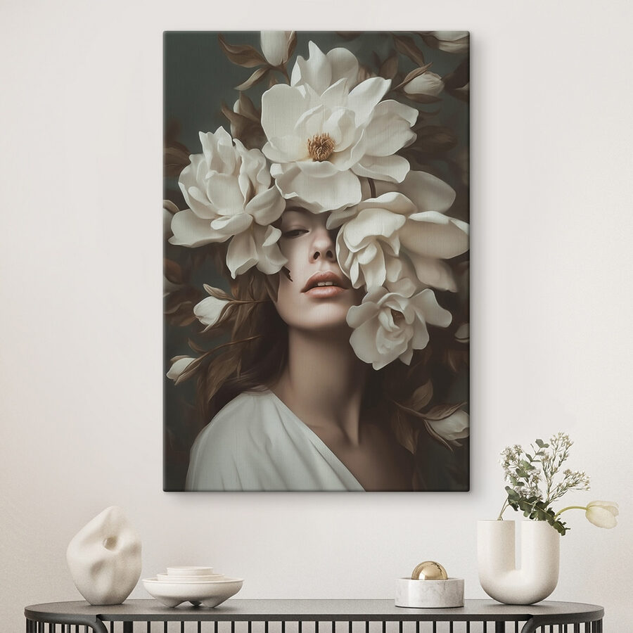 Frau mit Blumen um ihr Gesicht