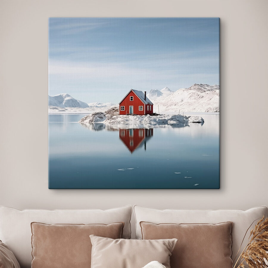 Rotes Haus auf einer Insel im Wasser mit schneebedeckten Bergen im Hintergrund