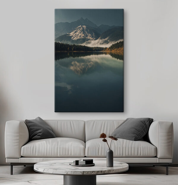 See mit Bäumen und Bergen im Hintergrund See mit Bäumen und Bergen im Hintergrund