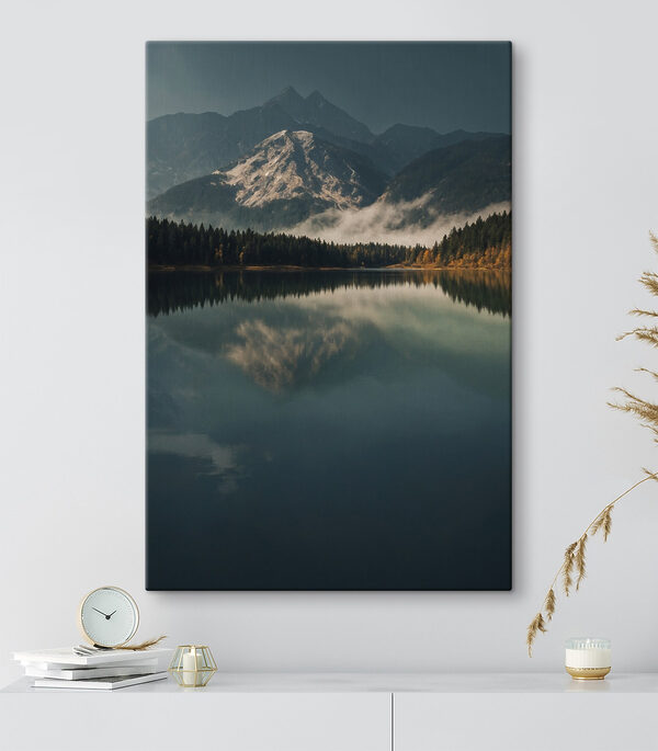 See mit Bäumen und Bergen im Hintergrund See mit Bäumen und Bergen im Hintergrund