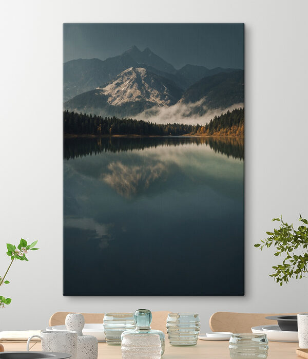 See mit Bäumen und Bergen im Hintergrund See mit Bäumen und Bergen im Hintergrund