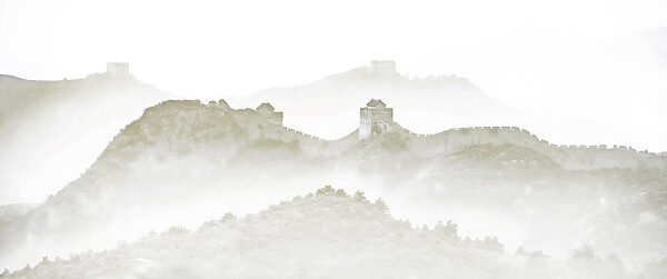 Mauer auf einem Hügel mit Nebel Mauer auf einem Hügel mit Nebel