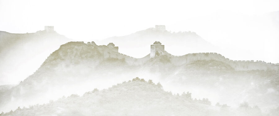 Mauer auf einem Hügel mit Nebel