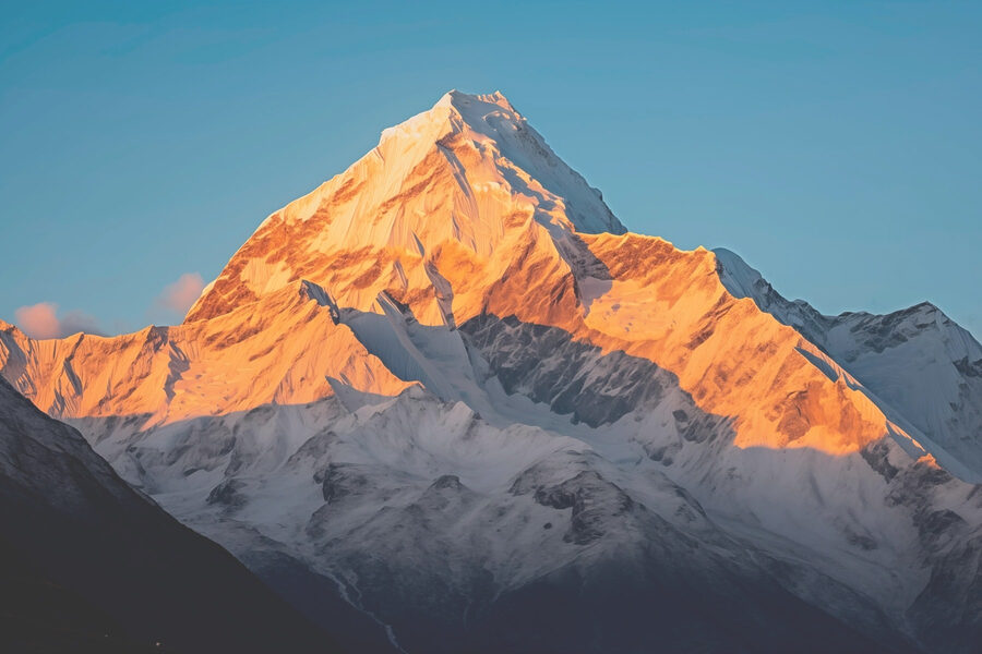 Berg mit Schnee darauf