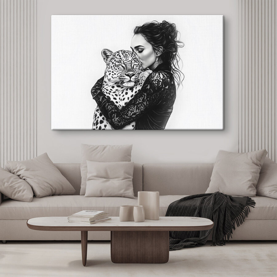 Frau, die einen Leoparden umarmt
