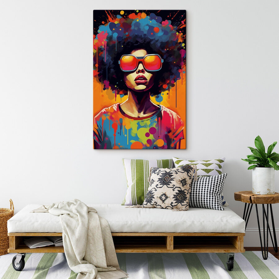 Frau mit großem Afro und Sonnenbrille