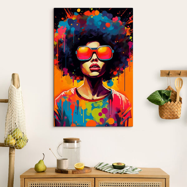 Frau mit großem Afro und Sonnenbrille Frau mit großem Afro und Sonnenbrille