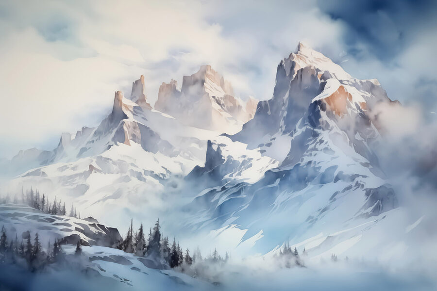Verschneite Bergkette mit Bäumen