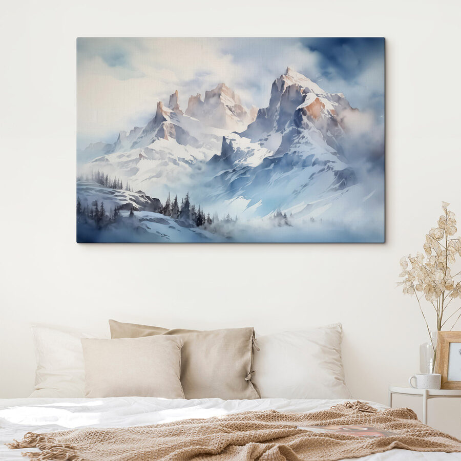 Verschneite Bergkette mit Bäumen
