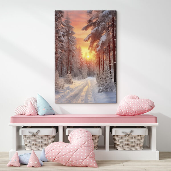 Schneebedeckte Straße in einem Wald Schneebedeckte Straße in einem Wald