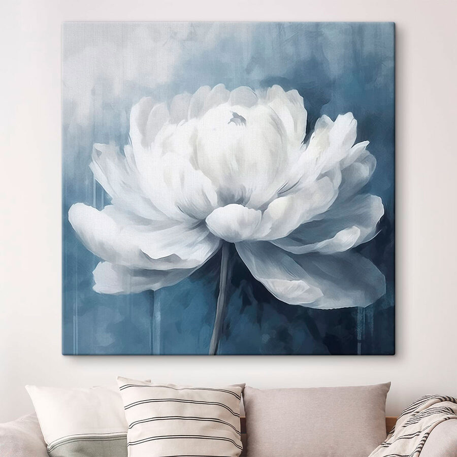 Weiße Blume auf blauem Hintergrund