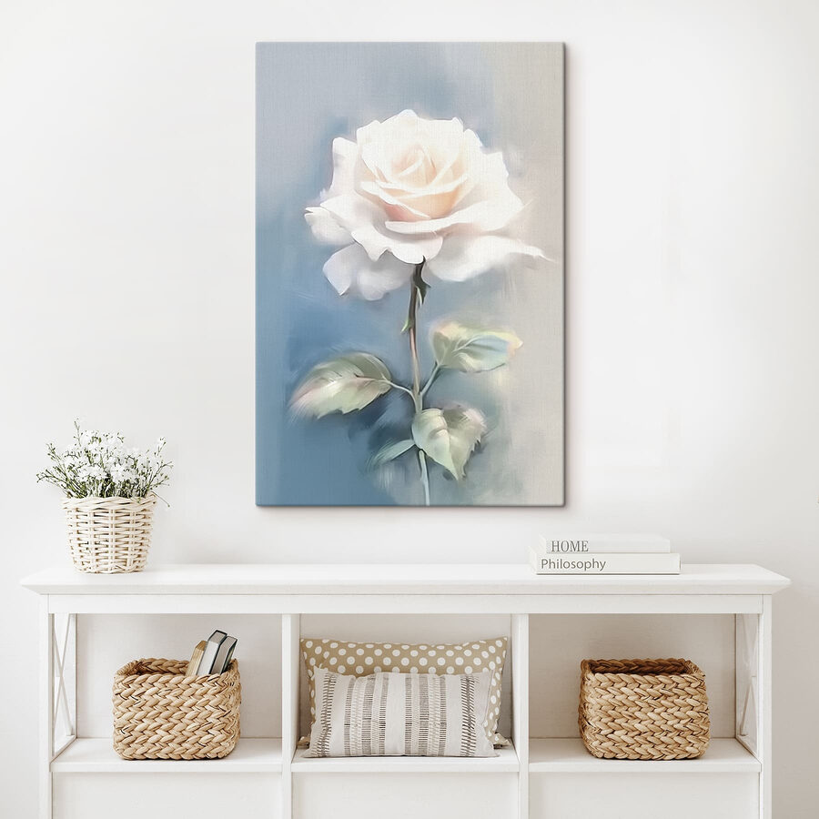 Weiße Rose mit grünen Blättern