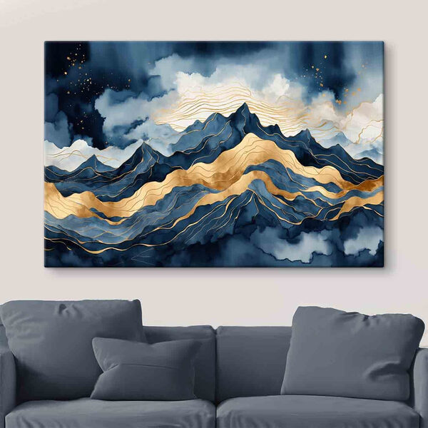 Majestätische Berge unter einem wolkenverhangenen Himmel Majestätische Berge unter einem wolkenverhangenen Himmel