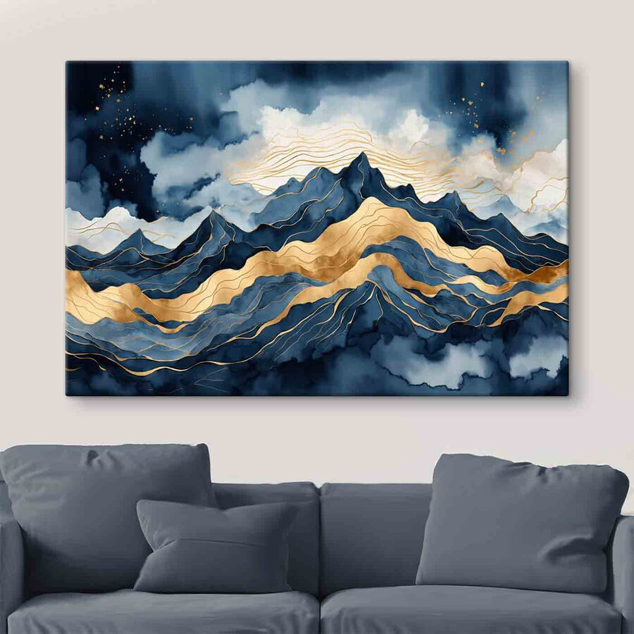 Majestätische Berge unter einem wolkenverhangenen Himmel