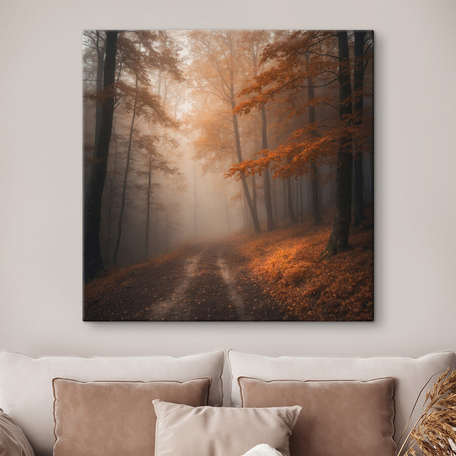 Nebliger Wald mit Bäumen und Blättern