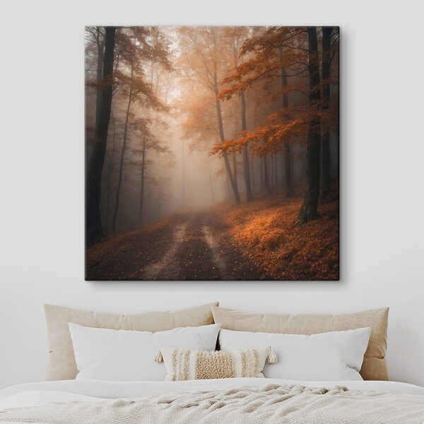 Nebliger Wald mit Bäumen und Blättern Nebliger Wald mit Bäumen und Blättern