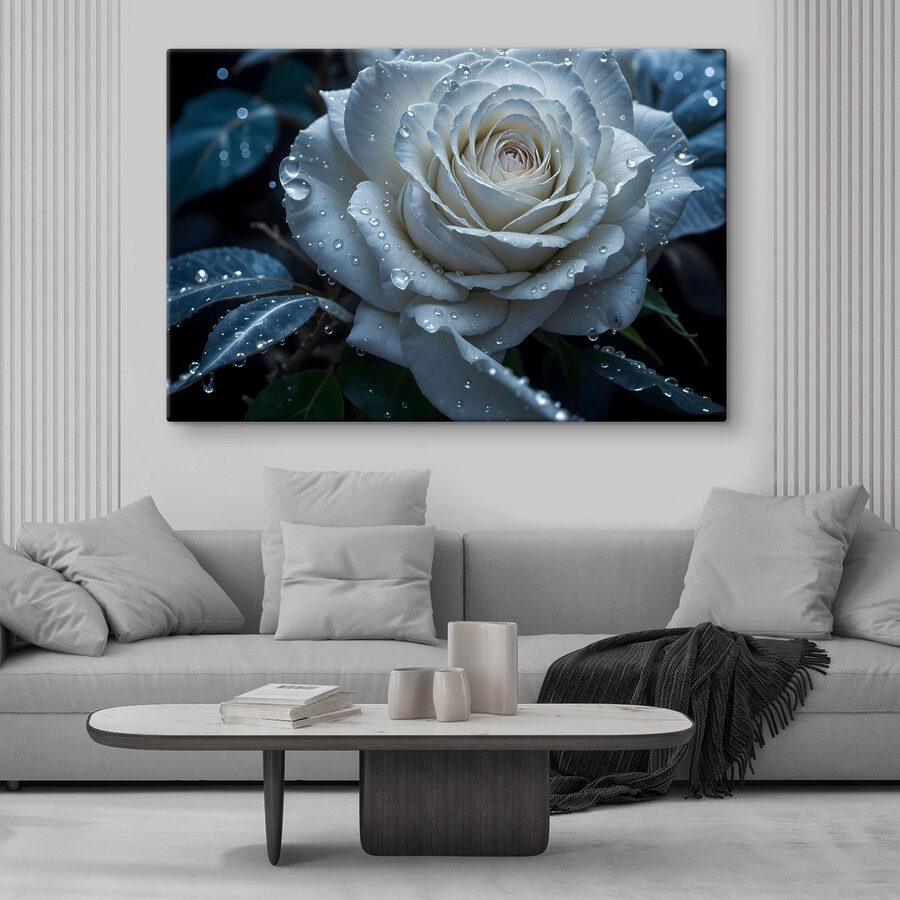 Weiße Rose mit Wassertropfen darauf