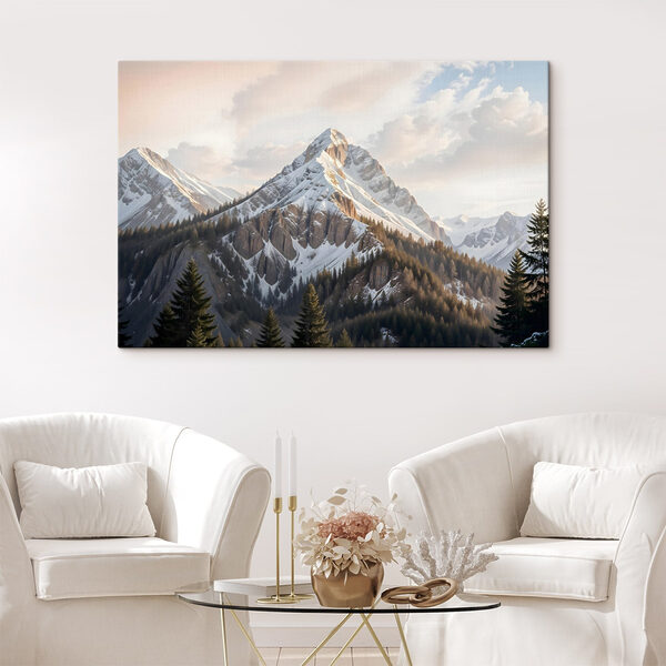 Verschneiter Berg mit Bäumen Verschneiter Berg mit Bäumen