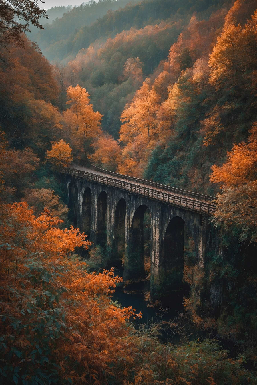 Brücke über einen Fluss mit Bäumen im Hintergrund