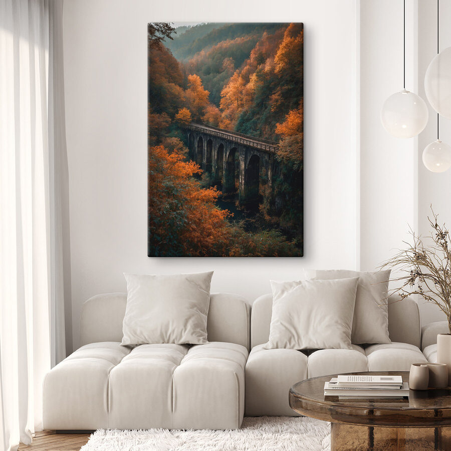 Brücke über einen Fluss mit Bäumen im Hintergrund