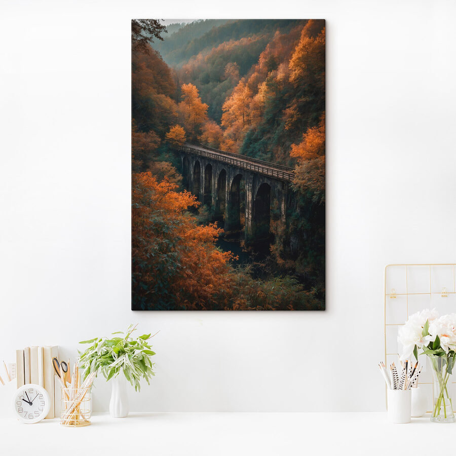Brücke über einen Fluss mit Bäumen im Hintergrund