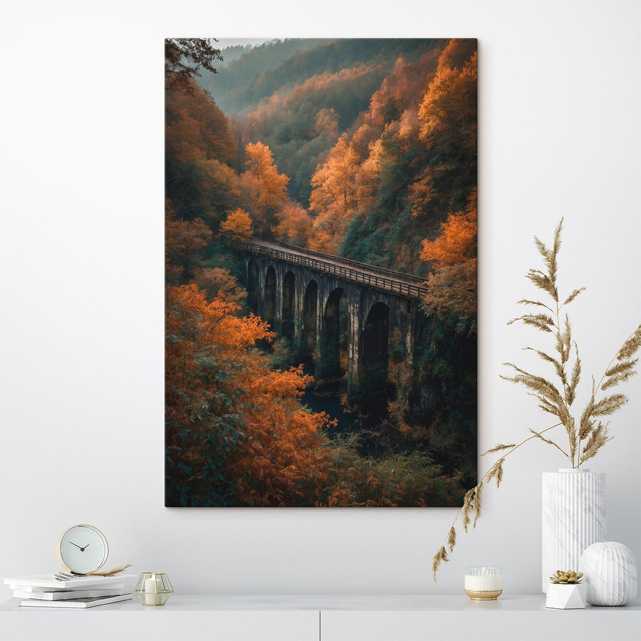 Brücke über einen Fluss mit Bäumen im Hintergrund