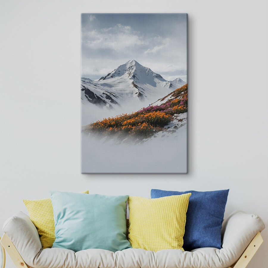 Berg mit Schnee und Blumen