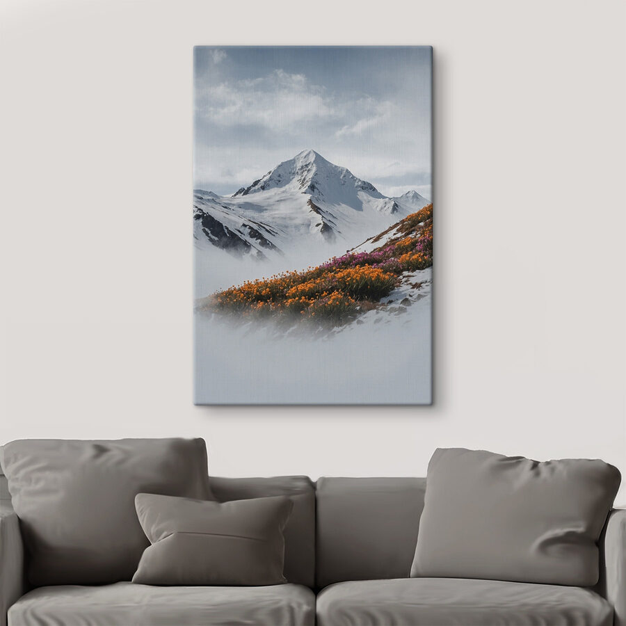 Berg mit Schnee und Blumen