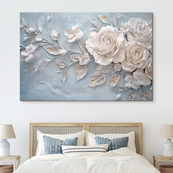 Weiße Blüten und Blätter auf einer blauen Fläche Weiße Blüten und Blätter auf einer blauen Fläche