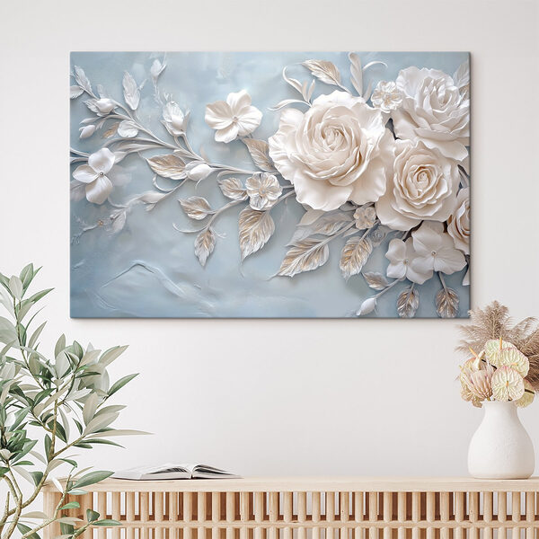 Weiße Blüten und Blätter auf einer blauen Fläche Weiße Blüten und Blätter auf einer blauen Fläche