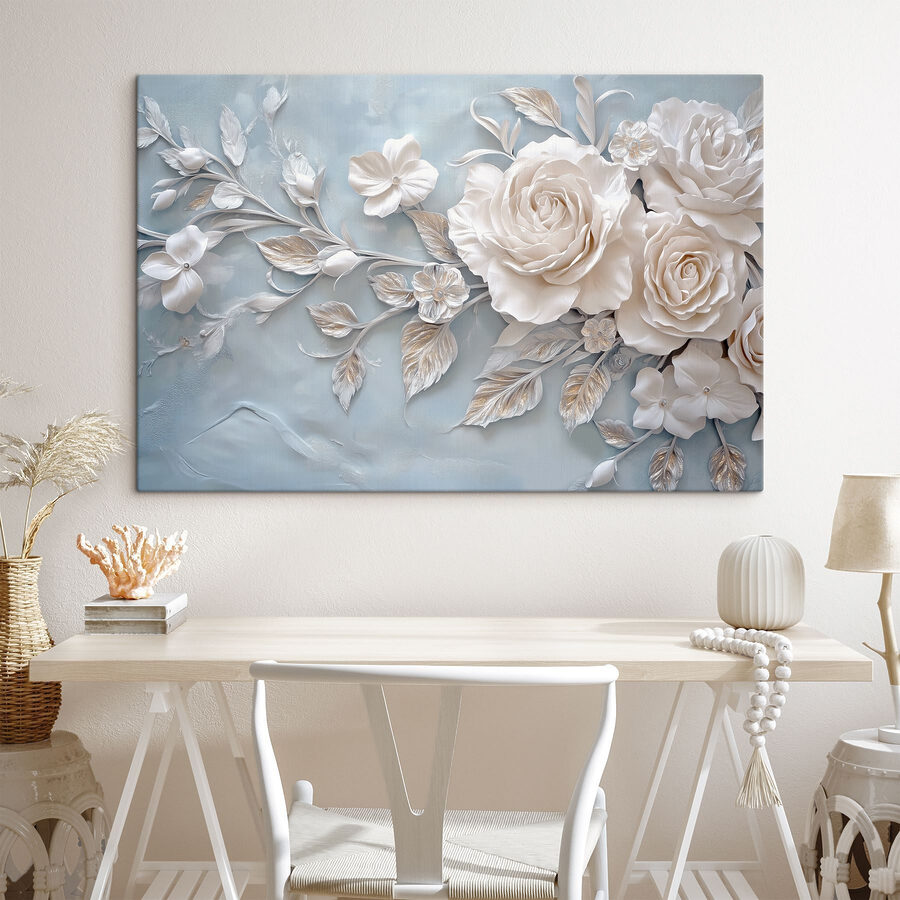 Weiße Blüten und Blätter auf einer blauen Fläche