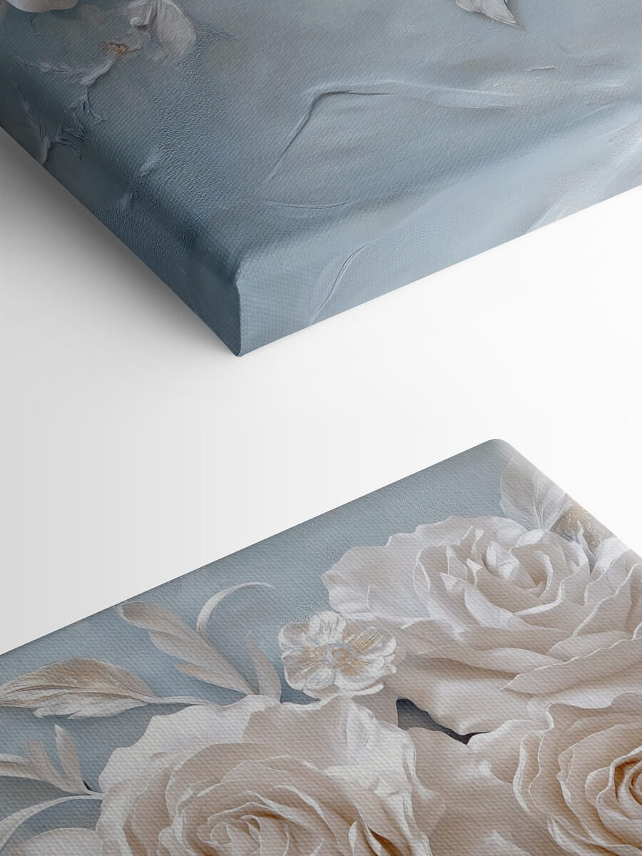 Weiße Blüten und Blätter auf einer blauen Fläche