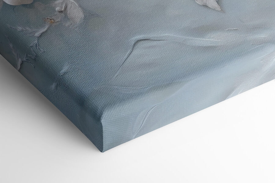 Weiße Blüten und Blätter auf einer blauen Fläche
