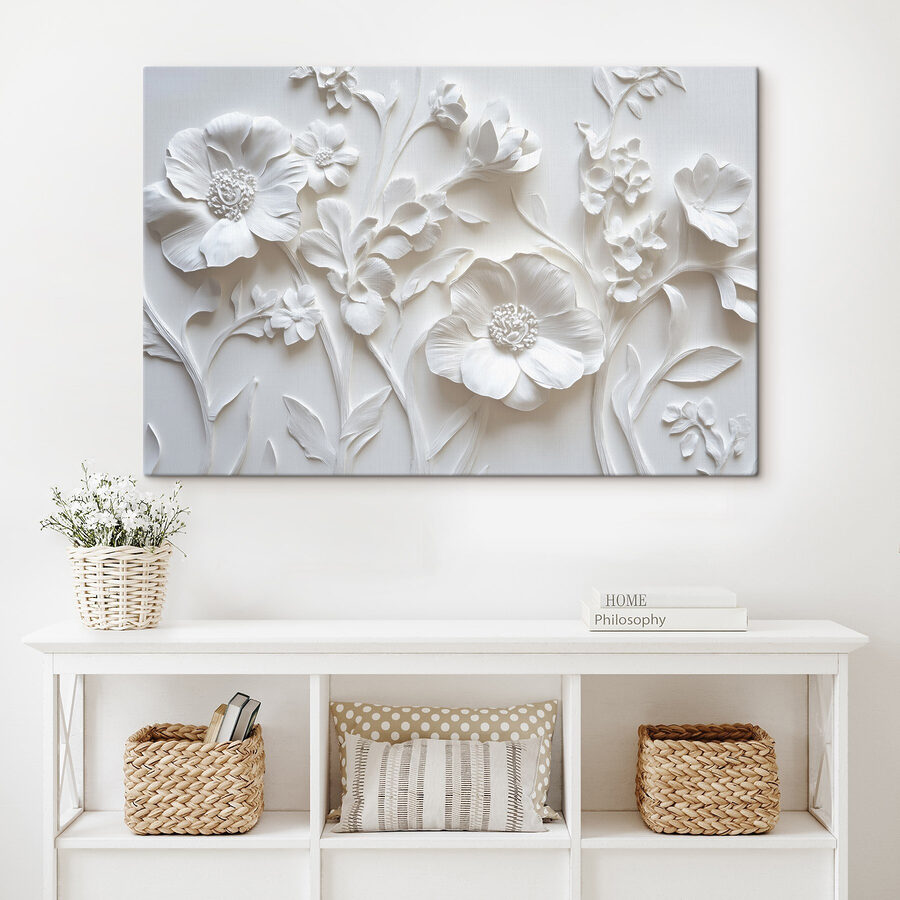 Weiße Wand mit Blumen
