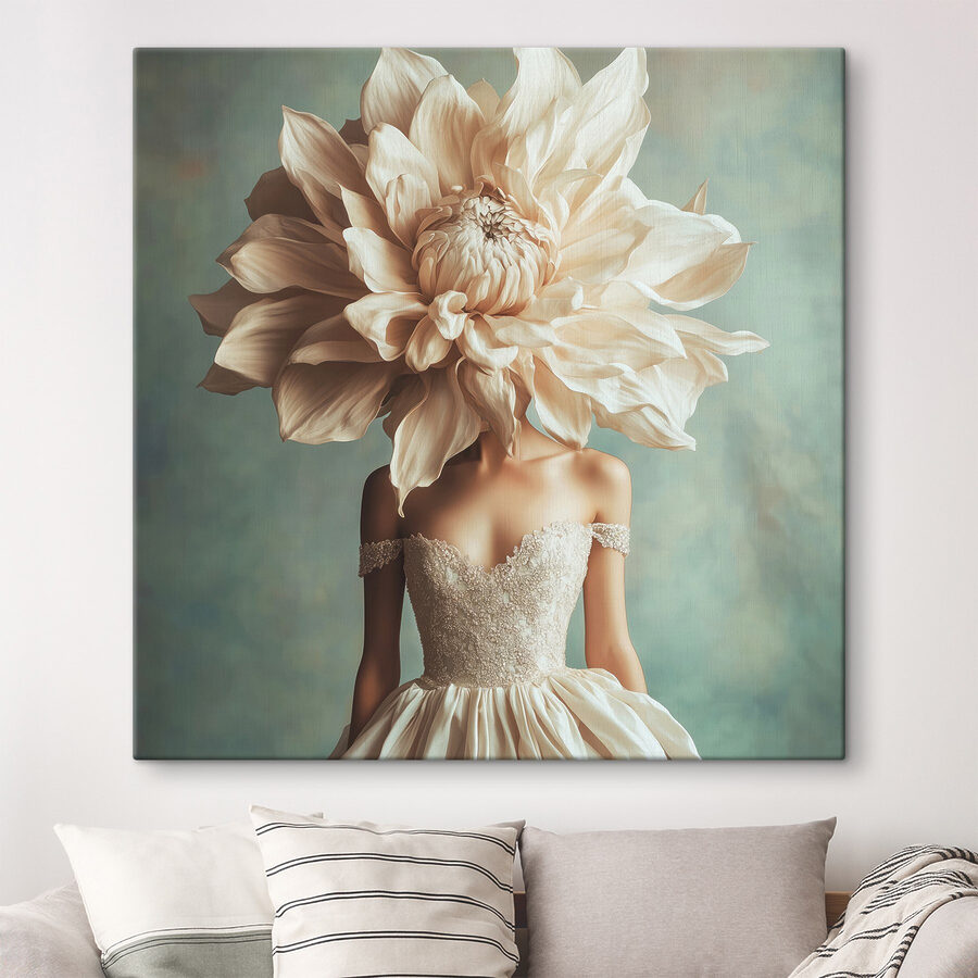 Frau in einem Kleid mit einer großen Blume auf dem Kopf